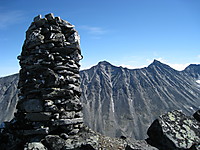 Toppvarden med kanskje de flotteste tindene i Jotunheimen bakenfor...Hellstugutindene

