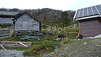 Stien starter ved grinden til stølshusene i Moldalii