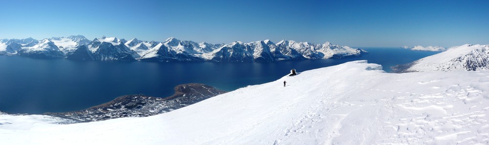 Utsikten mot Lyngsalpan, vest for Kåfjord