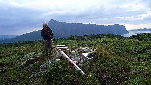 Toppen på Katlenova. Utsikt mot Lifjellet med Gygrekjeften til venstre