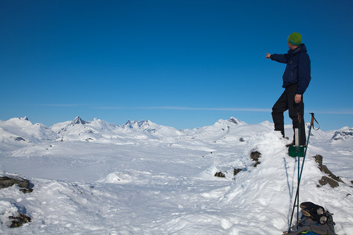 Naboen koser seg på toppen av Skjenegge.