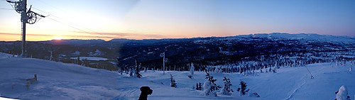 Panorama fra Lifjell (820). I bakgrunnen ses (f.v.) Lifjell (i Telemark), Mælefjell, Gaustatoppen og Store Blefjell.