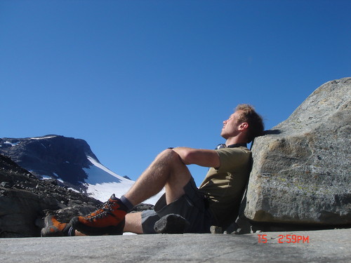 En aldri så liten rast nedenfor Mjølkedalsbreen