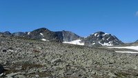 Noen av dagens turmål kommer til syne. Fra venstre Trollsteineggje, Grotbreahesten, sørsiden av Trollstein-Rundhøe og Svartholshøe