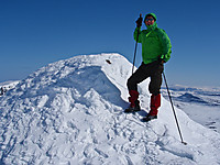 Pappa på toppen av Vuorji, kommunetopp i Karasjok! Legg merke til det avdøde lemenet på varden.