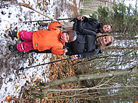 Oda, tante Anne Cahtrine og onkel Lars på vei gjennom skogen. Bildet blei visst litt feil, men pappa gidder ikke å reparere det.