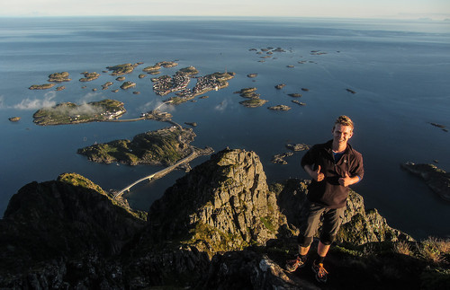 Daniel på den flotte toppen Festvågtinden. Flott avslutning på en fantastisk dag!