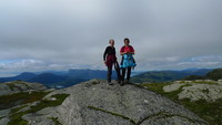 Astrid og Liv Synnøve på den høyeste fjellnabben vi fant på Robba!