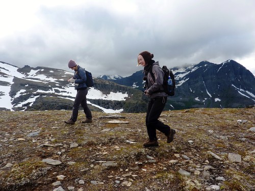 Jen and Siv strolling out on the ridge from Bakaromntinden to Middagstinden