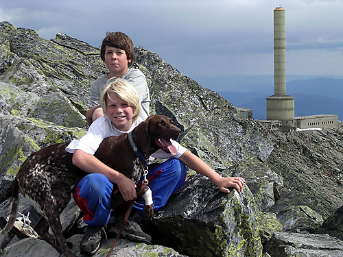 Meg, Bjørn-Even og Frigg på Gaustatoppen.