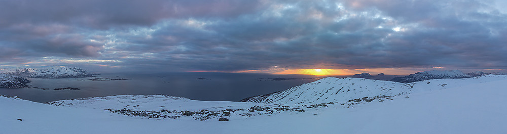 Another panorama from Gråtinden. You can see all the islands on the outer coast of Troms from here, like Musvær, Gåsvær, Sandøya, Sørfugløya :)