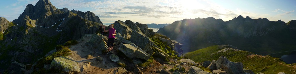 Views towards Vågakallen (left)