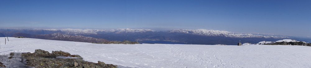 Panoramautsikt fra Gullfjelltoppen. På bilde kan man se Kvittingen og andre kjente topper på Kvamskogen.