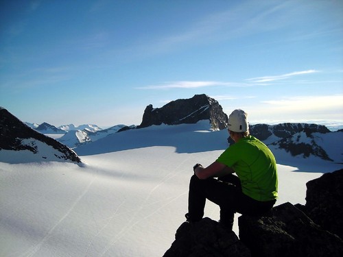 Emosjonell pause ved Porten med Skardstinden i bakgrunnen. 