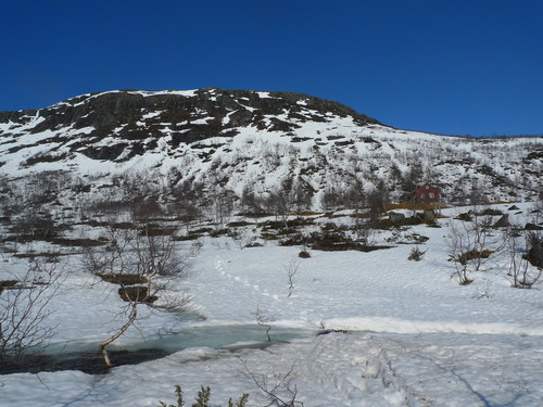 Vårløysing i Ljosandalen. Ljosandberget (ikke toppen 1180) i bakgrunnen