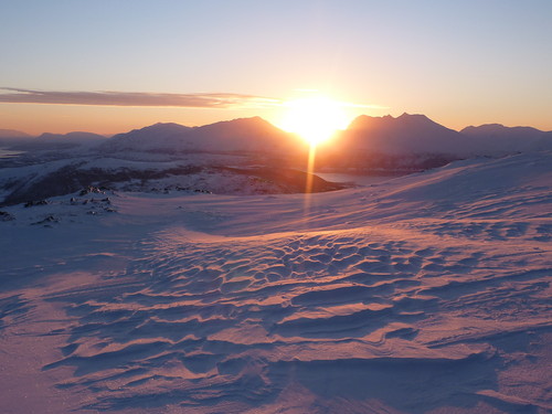 Endelig så vi sola! Den kommer over fjellet ca. kl.11.30