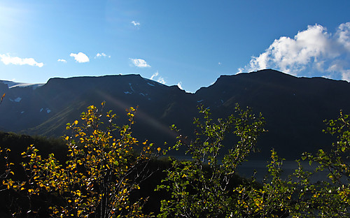 Øksfjordjøkelen og Hellefjellet sett fra veien langs Øksfjorden.