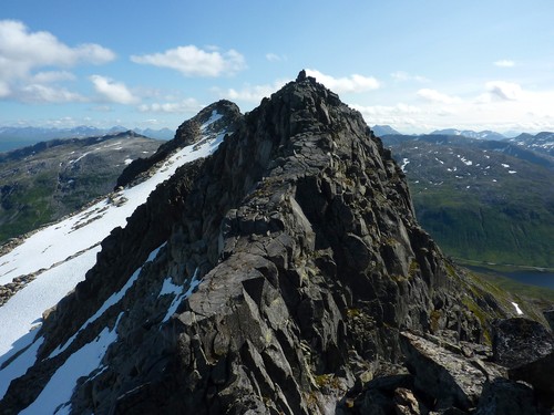 En av de tindene på toppryggen mellom pkt. 884 og Storsteinnestinden