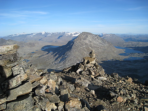 Fantastisk utsikt fra toppen. Sjogholstinden midt i bildet
