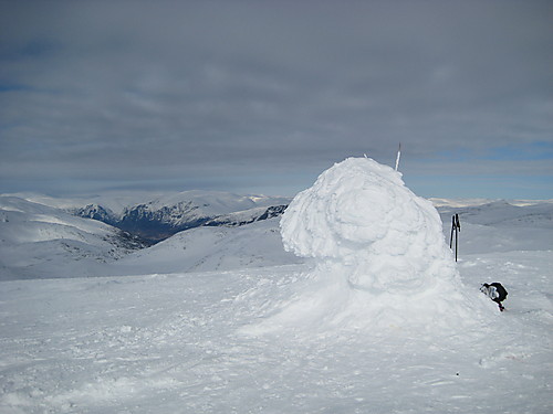 Nedsnødd toppvarde på Fossdalsskavlen. Utsikt mot Aurland.