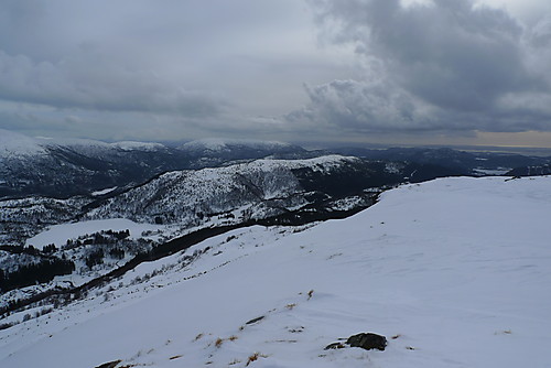 Utsikt fra Livarden mot Solbakkefjellet. Frotveitvannet nede til venstre. Toppen ganske langt mot høyre på ryggen. 