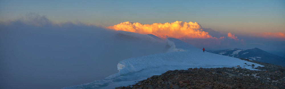 Ikke noen kveldssol, men likefullt stemningsfullt på toppen ved solnedgang.