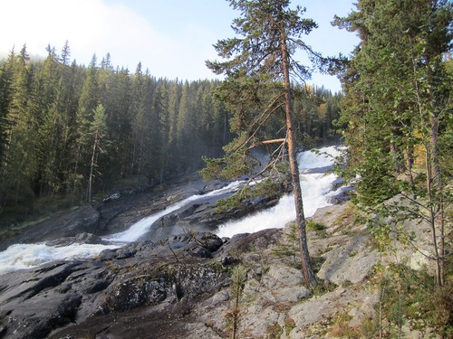 Tett på fossen Kvervilla.