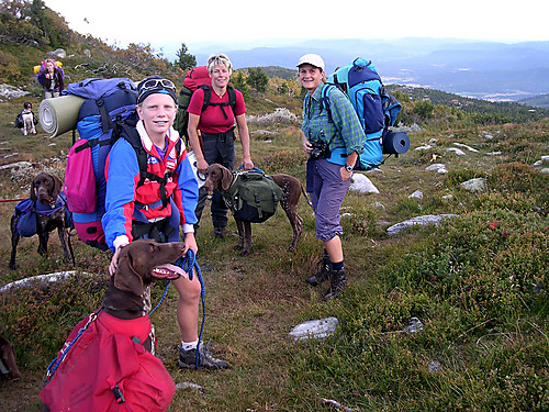 Meg, Rita og Ina på vei opp fra Jønnbu.