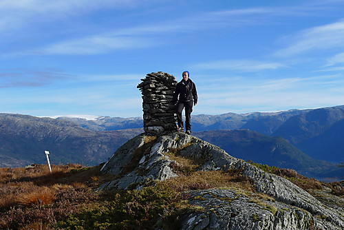 Toppvarden på Øyefjellet,Varaldsøy. Folgefonni i bakgrunnen