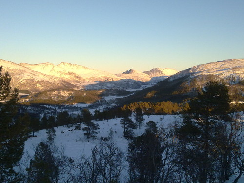 Mot Skaret/Kordalen. Bak bl a Bjørnen og Snøtind.