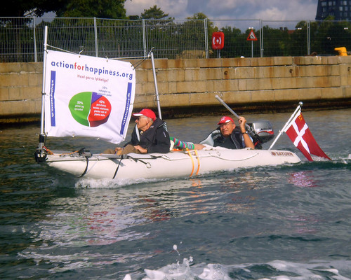 Disse to seniorene promoterte "Happiness" og så ut til å ha tatt budskapet på alvor :))