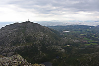 Utsikt nordover fra Trollvasstinden. Røsstinden og Gullsvågfjellet med sin 127 meter høye antenne ses til venstre.