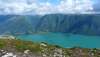 Fra øst-toppen. Lustrafjorden med Kroken i bakgrunnen