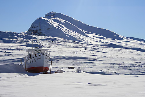 Båten "Bitihorn" er lagt til kai ved Fagerstrand. Fjellet med samme navn (1607 m.o.h.) ses i bakgrunnen.