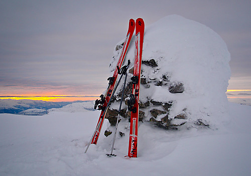 Skiposering ved Olsskavlens toppvarde. Vakker kveldshimmel i sørvest rundt Hardangerfjorden.