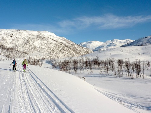 Kristin og Aline på veien inn i Ytredalen