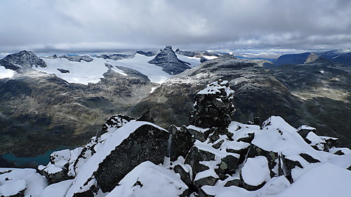 Toppvarden ytterst på Vestre Rauddalstinden. Surtningstinden og Storebjørn i bakgrunnen