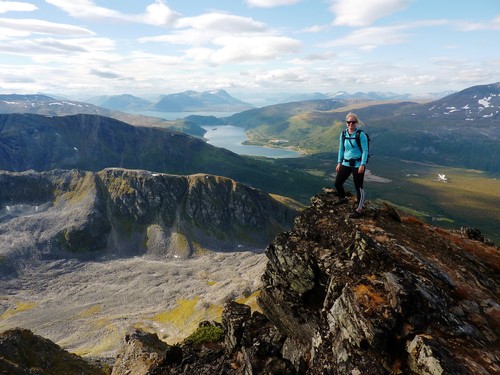 Terese at the start of the ridge to Hamperokken, northern ends of Rundfjellet and Fagerfjellet behind. Bentsjordtinden (Malangen) in the distance