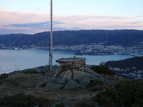 Toppen på Ørnafjellet. Utsikt mot Bergen havn. Rundemanen i bakgrunnen.