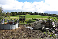 Signalhaugen ligger i skogholtet bak åkeren. Sett fra nordvest.