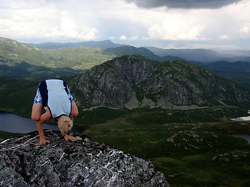 Litt sprell må til på en topp, Fyljomstaulnuten (1169) og Vindegga (1516) bak og Gaustatoppen (1883) helt bak til høyre.