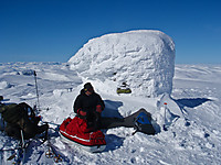 Øyvind ved Fliseggi sin toppvarde, utsikt vestover. Fantastisk fin fjelltopp!