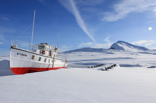 MB Bitihorn er vintersatt ved Fagerstrand nært til Bygdin. Fjellet (1607 m.o.h.) med samme navn ses i bakgrunnen.