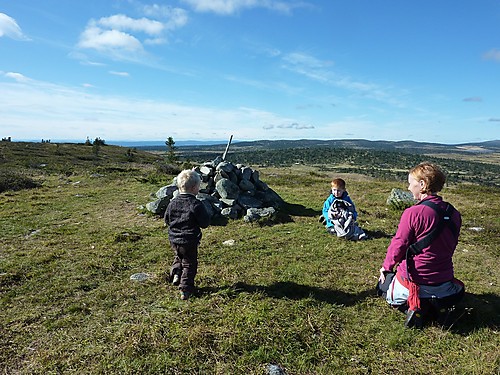 På toppen med alle tre guttene. Ola passer godt på lillebror Oskar på 3 mnd.