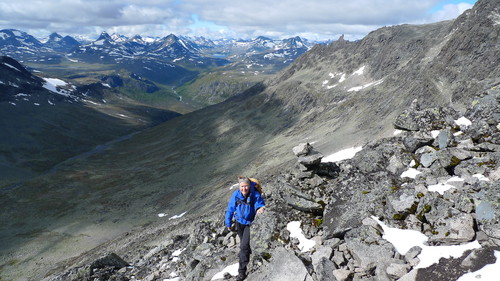 Endelig oppe på over 2000 m. Panorama over Jotunheimen i bakgrunnen fra Semeltinden mot høyre til Snøholstinden mot venstre. Søre Nål på Knutseggen foran til høyre