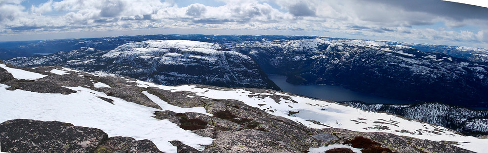 Utsikt sørover fra Mannslagarnuten. 1000 meter lavere ser vi Kviteseidvatnet. Kolossen litt til venstre i bildet er Brakandalsfjellet (946), og toppen litt til høyre bak Kviteseidvatnet er Fagerliheii (911) der Drangedals kommunetopp forøvrig ligger.