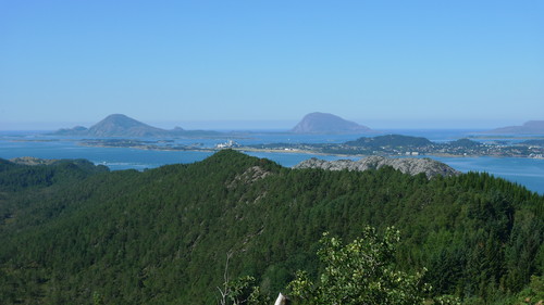 Utsikt mot Florø fra Skaranipa. Den skogkledde høyden i Florø by er øytoppen Storåsen. I bakgrunnen til venstre øyen Skorpa. Hovden til høyre.