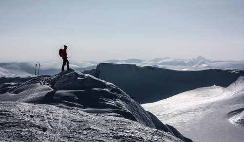 Sondre på toppen med Sandåtinden bak.