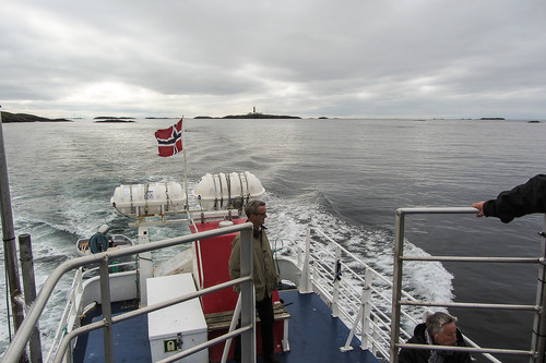 Skomvær fyr i bakgrunnen.