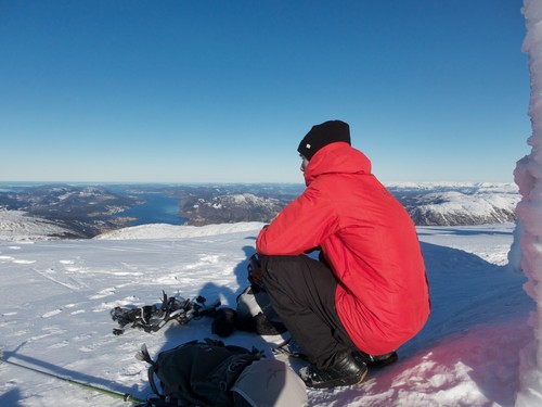 Nyter utsikten fra toppen.